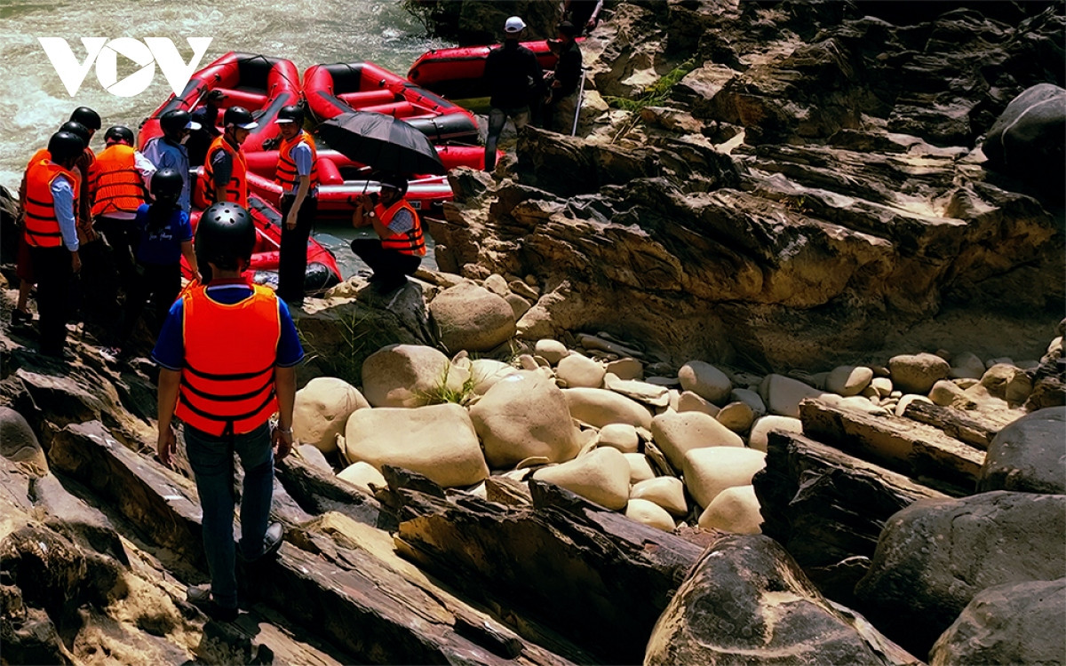 Giữa thế giới "độc quyền" của bazan đen thẫm hoặc ngả vàng vì phong hóa, bỗng có những khối đá trắng muốt...