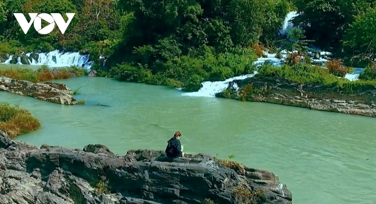 Trong 3 cụm thác Gia Long-Đray Sáp- Dray Nur thuộc công viên địa chất toàn cầu Đắk Nông, thác Gia Long ở xa nhất về phía thượng guồn. Khác với màu phù sa của sông Sê-rê-pok, thác Gia Long quanh năm trong xanh và trắng ngần bọt nước.