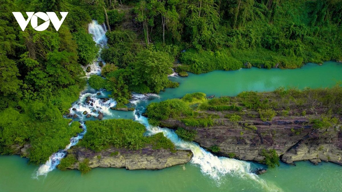 Nguyên nhân, ngoài dòng nước đổ xuống từ thượng nguồn sông Sê-rê-pok, những phần còn lại đều là nước ngầm chảy ra từ ruột núi...