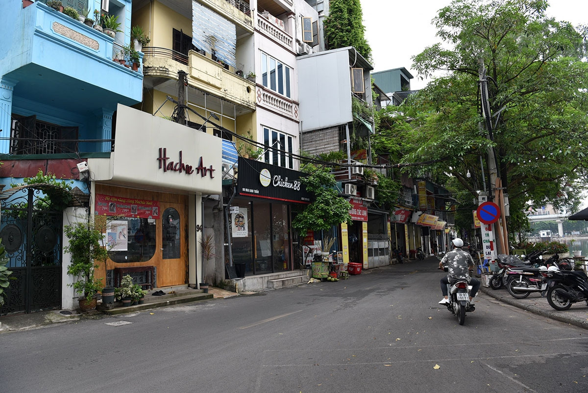 Đặc biệt vào chiều tối nơi đây là điểm thu hút giới trẻ tới ăn uống.