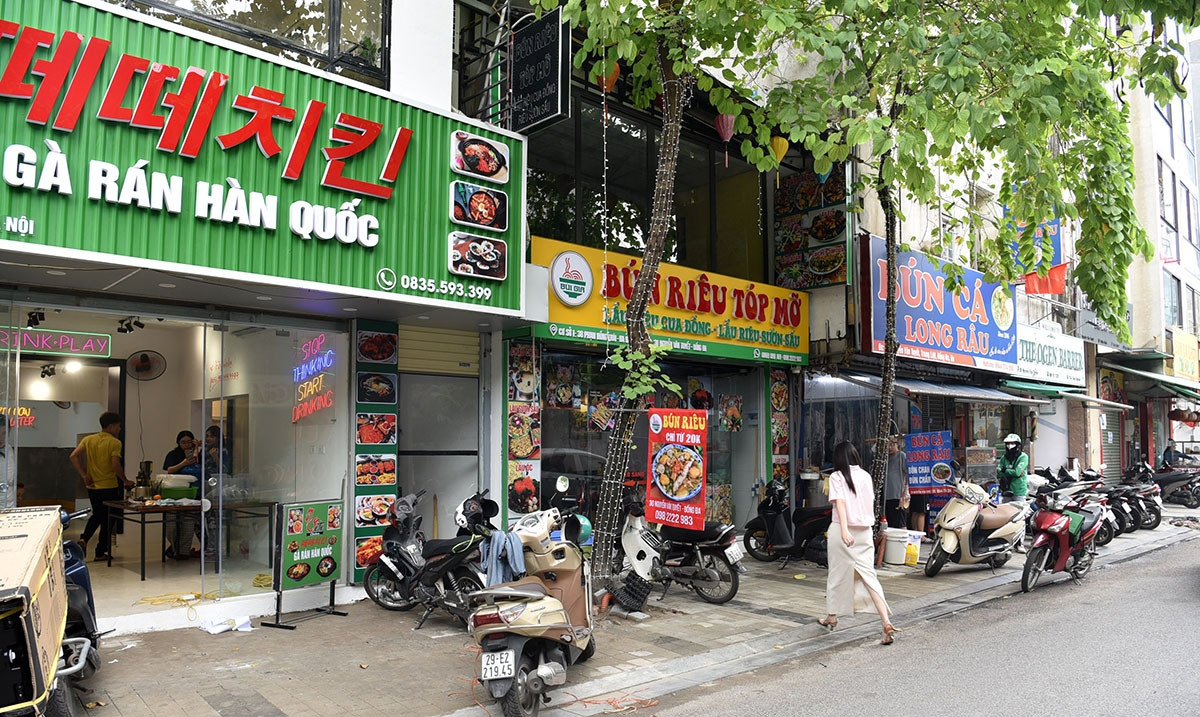 Phố Nguyễn Văn Thuyết mới được cải tạo vài năm gần đây sau khi hoàn thành nơi đây tập trung chủ yếu kinh doanh dịch vụ ẩm thực.