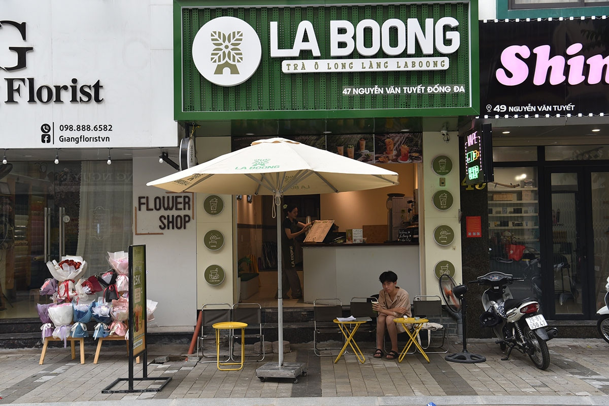 Vỉa hè phố Nguyễn Văn Tuyết đang được lát loại đá nhỏ như phố Tống Duy Tân.