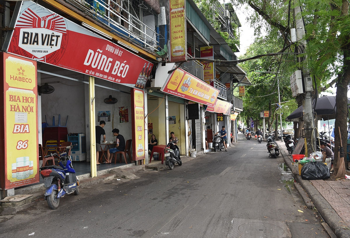 Hàng loạt hàng quán ẩm thực trên phố Mai Anh Tuấn.