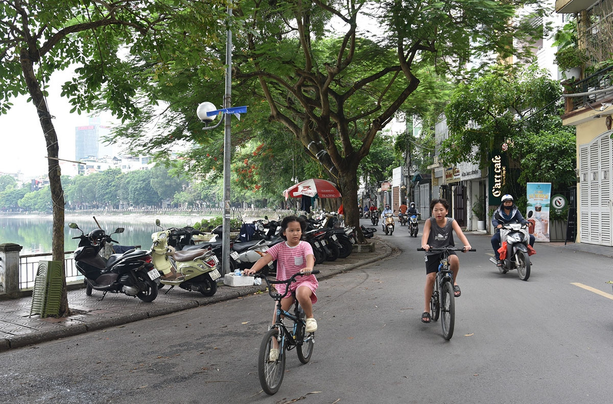 Các cửa hàng hướng ra không gian mặt nước hồ, cây xanh nên rất thu hút khách.