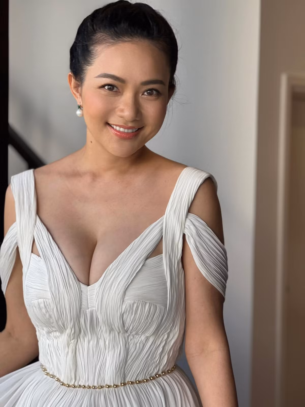 A hau lay dai gia tung co 3 doi vo, gio toan o biet thu