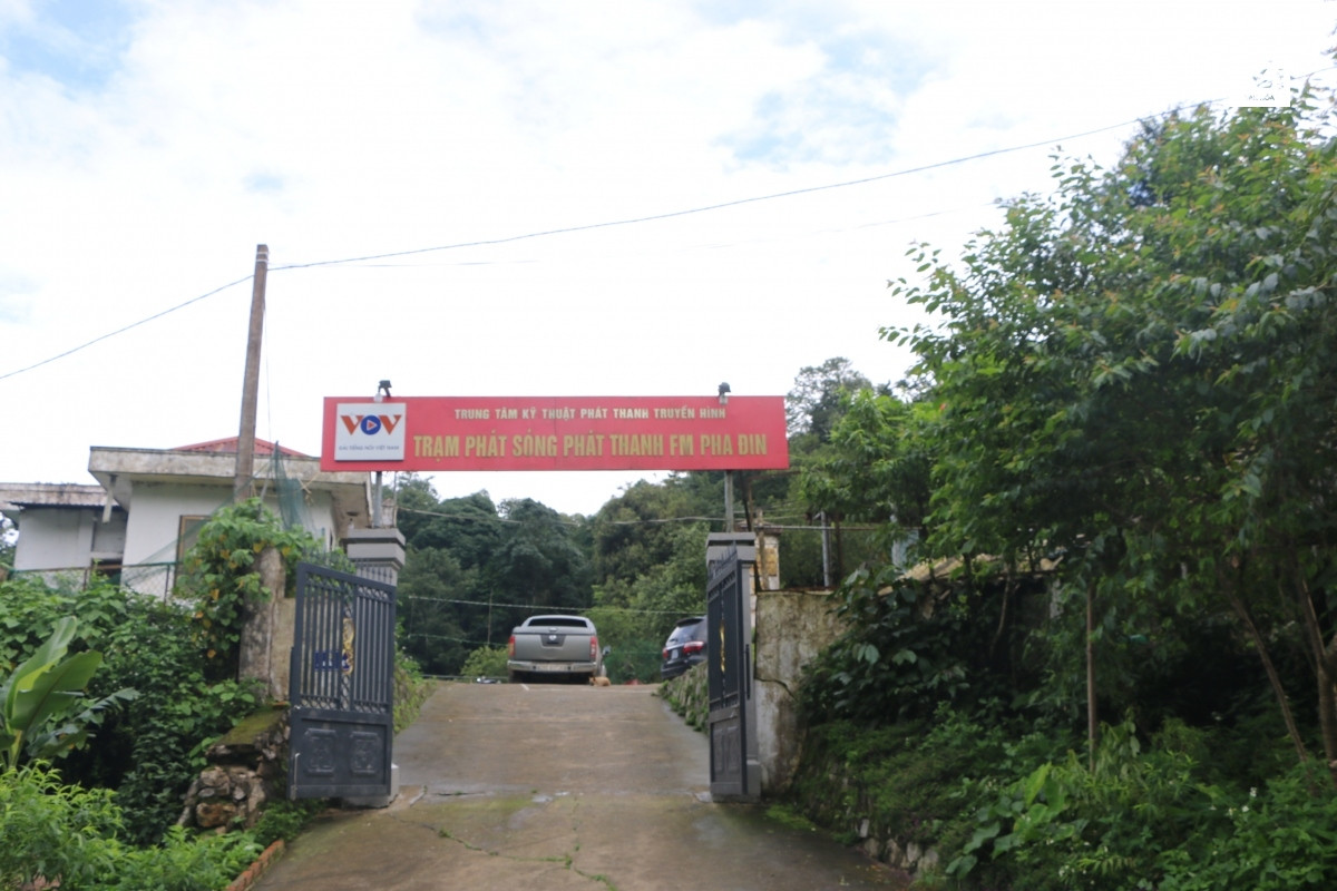 Nhung nguoi noi song phat thanh tren dinh Pha Din o Son La-Hinh-2