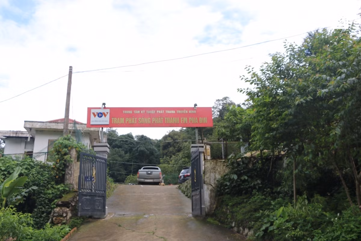 Nhung nguoi noi song phat thanh tren dinh Pha Din o Son La-Hinh-2