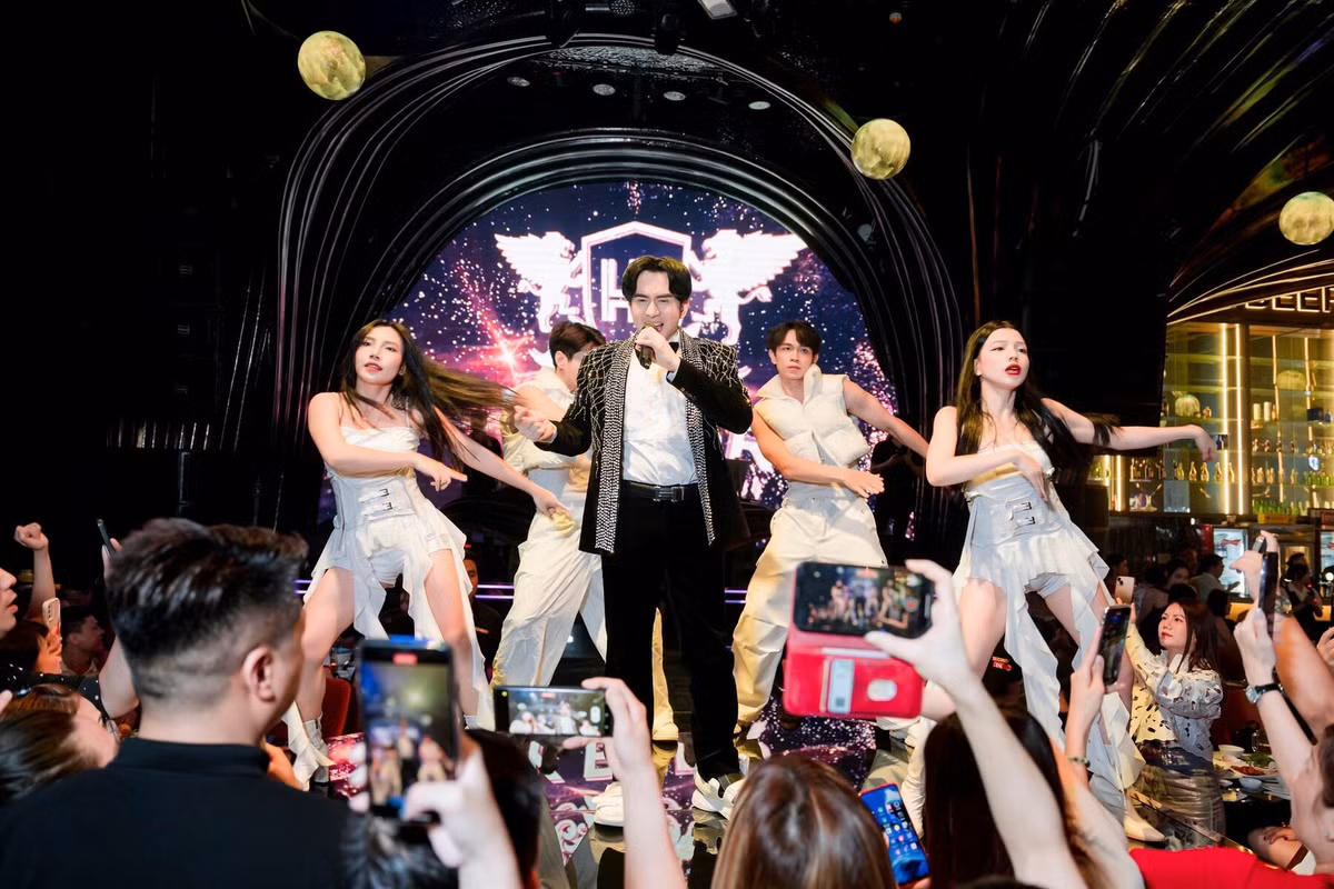 Nam ca si noi tieng ly hon vo dai gia, U50 giau kech xu-Hinh-11