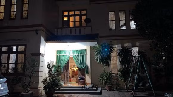 Căn nhà mang dáng dấp cổ kính, gợi cảm xúc yên tĩnh, yên bình mỗi khi đêm về.