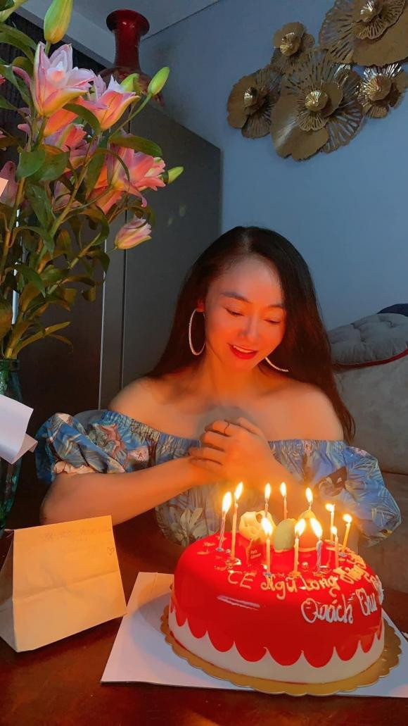 gày sinh nhật, nữ diễn viên nhận được rất nhiều hoa, quà của người thân và fan.