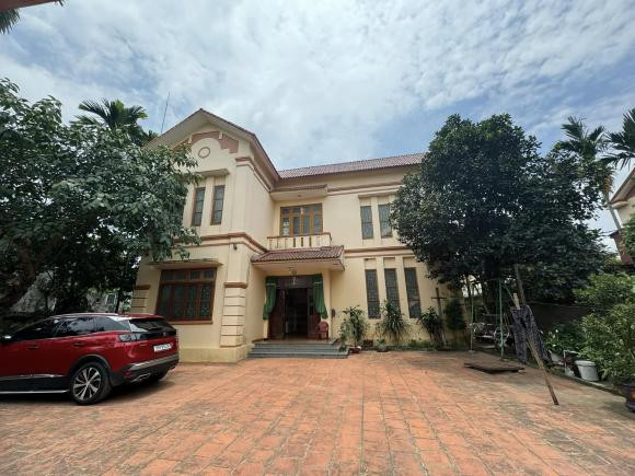 ột không gian thoáng đãng với nhiều cây lâu năm. Về bản thân mình, nữ diễn viên rất kín tiếng. Căn nhà cô đang sống chỉ được cô tiết lộ qua vài bức ảnh trong dịp sinh nhật.