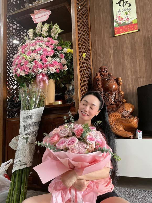 ột góc nhà của người đẹp được hé lộ, ấn tượng với gam trầm từ gỗ.