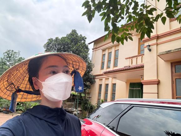 au khi bố qua đời , diễn viên Quách Thu Phương về Hòa Bình nhiều hơn để thăm và động viên mẹ. Mới đây, nữ diễn viên "Hương vị tình thân" có dịp khoe cơ ngơi ở quê.