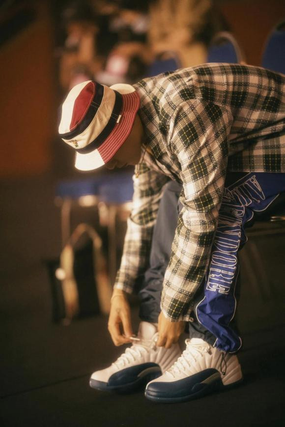 Vừa qua, Sơn Tùng gây bất ngờ khi tung ra trailer cho sản phẩm mới thứ 2 của mình trong năm. Đây cũng là lần phá lệ hiếm hoi của nam ca sĩ bởi trước đó, anh chỉ cho ra mắt một sản phẩm duy nhất cho mỗi năm. Được biết, ca khúc của Sơn Tùng mang tên Đừng Làm Trái Tim Anh Đau.