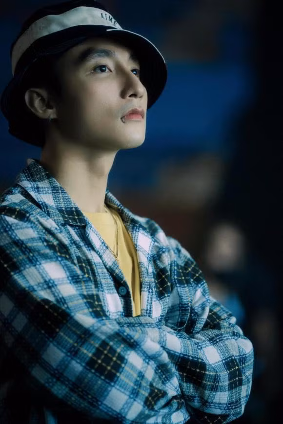 Không chỉ vậy, Sơn Tùng còn bị phát hiện đã bấm khuyên môi. Chi tiết này cũng giúp nam ca sĩ thêm phần cá tính và tạo được dấu ấn riêng. Ngay sau khi đăng tải, những hình ảnh trong lần xuất hiện này của Sơn Tùng đã lập tức gây sốt.