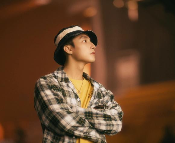 Vào tối ngày 7/6, trên trang Facebook cá nhân, Sơn Tùng đã đăng tải loạt ảnh mới và thu hút nhiều sự chú ý. Tuy nhiên, style của Sơn Tùng lại khiến nhiều người bàn tán vì khá "độc lạ". Thậm chí, một số khán giả còn bình luận anh trông như đang bán vé số khiến ai nấy không khỏi bật cười. Dù vậy, visual của nam ca sĩ vẫn rất điển trai và nhận được nhiều lời khen.