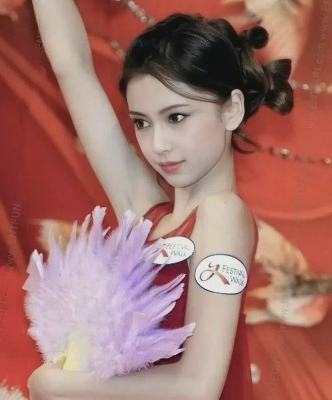 Nhan sac Angelababy nam 17 tuoi dung la bau vat Cbiz-Hinh-2