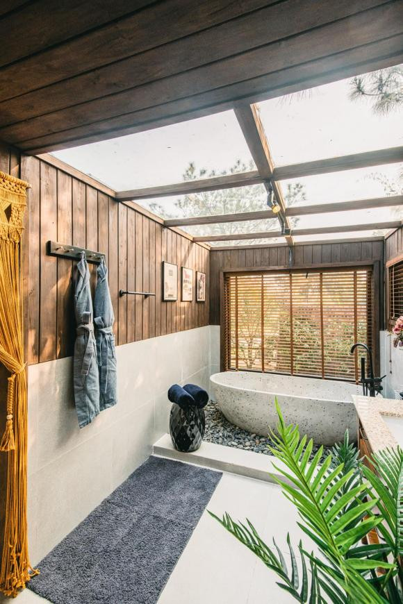 Khu vực bồn tắm được thiết kế một lớp sỏi để mỗi bước đi đều là một liệu pháp thư giãn.