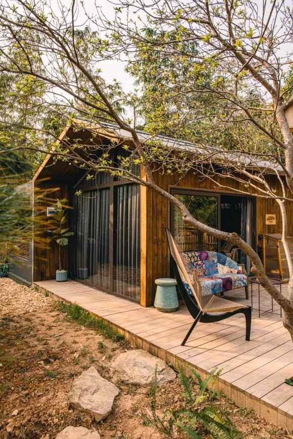 Nhà dựng bằng khung sắt hộp chắc chắn, bao bọc bên ngoài thép tiền chế là gỗ thông được sơn phủ màu gỗ trầm hòa cùng thiên nhiên.