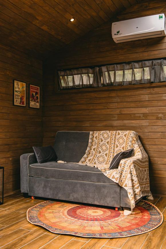 Phòng khách đặt một ghế sofa nơi gia chủ có thể nằm dài tận hưởng cảm giác thư thái.