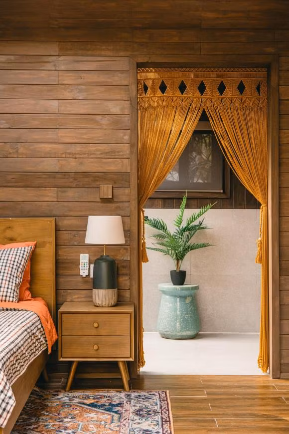 Nội thất trong nhà pha trộn giữa tối giản và sắc màu rất hài hòa.