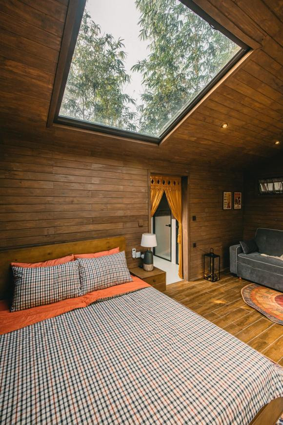 Bên cạnh đó có 1 phòng ngủ luôn sáng sủa, thông thoáng nhờ hệ giếng trời bằng kính. 