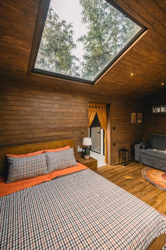 Bên cạnh đó có 1 phòng ngủ luôn sáng sủa, thông thoáng nhờ hệ giếng trời bằng kính. 