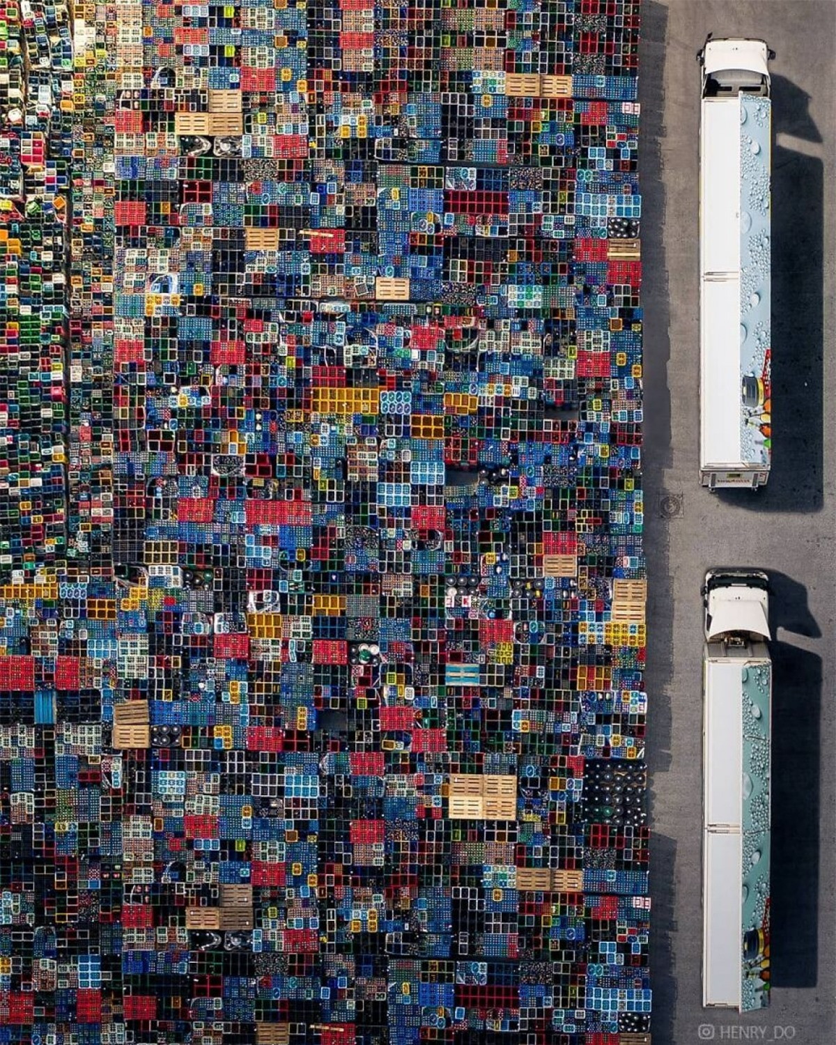 "Tôi vẫn nhớ cảnh tượng từ chiếc máy bay đó, vẻ đẹp của cảnh vật và cảm giác con người thật nhỏ bé. Trong khoảnh khắc thay đổi lớn nhất trong cuộc đời mình, tôi đã phát hiện chất xúc tác cho những điều sẽ trở thành đam mê và nghệ thuật của tôi", nhiếp ảnh gia Henry Do chia sẻ. Trong ảnh là hơn 1.000 thùng đồ uống nằm bên ngoài một nhà máy chờ cung cấp cho người tiêu dùng Đức trong những tháng mùa hè nóng nực.