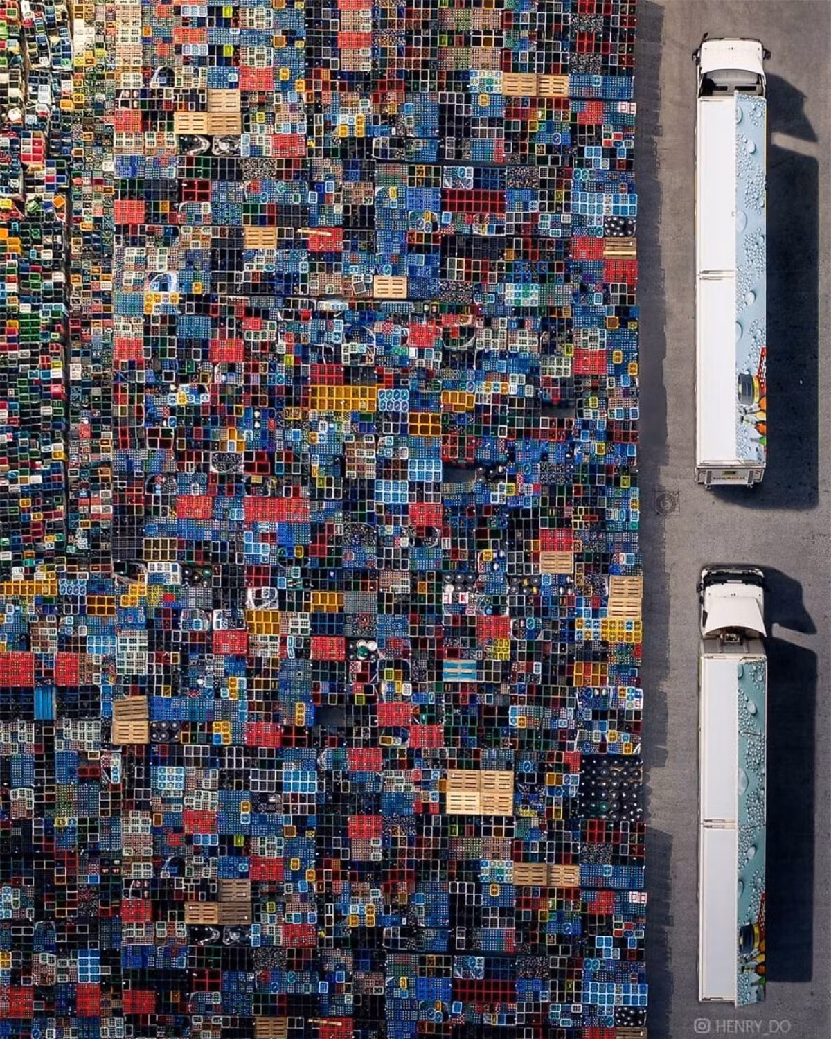 "Tôi vẫn nhớ cảnh tượng từ chiếc máy bay đó, vẻ đẹp của cảnh vật và cảm giác con người thật nhỏ bé. Trong khoảnh khắc thay đổi lớn nhất trong cuộc đời mình, tôi đã phát hiện chất xúc tác cho những điều sẽ trở thành đam mê và nghệ thuật của tôi", nhiếp ảnh gia Henry Do chia sẻ. Trong ảnh là hơn 1.000 thùng đồ uống nằm bên ngoài một nhà máy chờ cung cấp cho người tiêu dùng Đức trong những tháng mùa hè nóng nực.