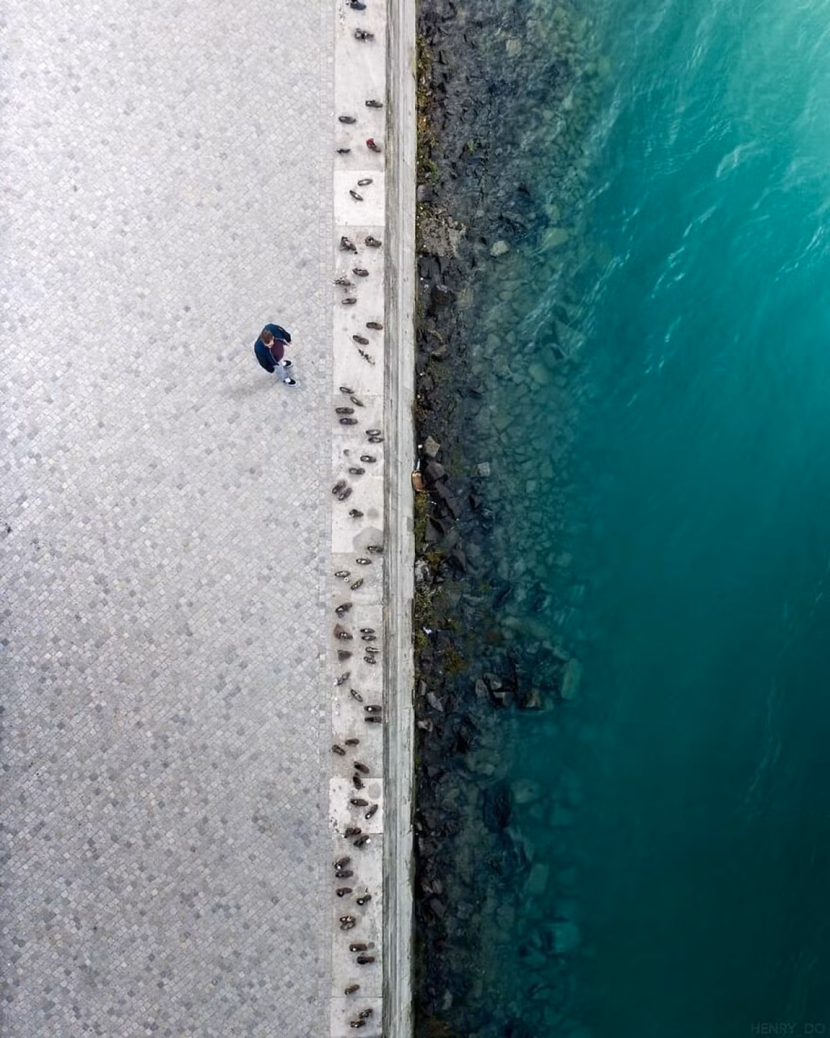 Đài tưởng niệm dọc sông Danube ở Budapest, Hungary với 60 đôi giày được làm từ sắt trên nền xi măng đã khắc họa một thời kỳ đen tối trong lịch sử. Đó là đài tưởng niệm những người Do Thái bị bắn bên bờ sông Danube vào mùa đông năm 1944 - 1945.