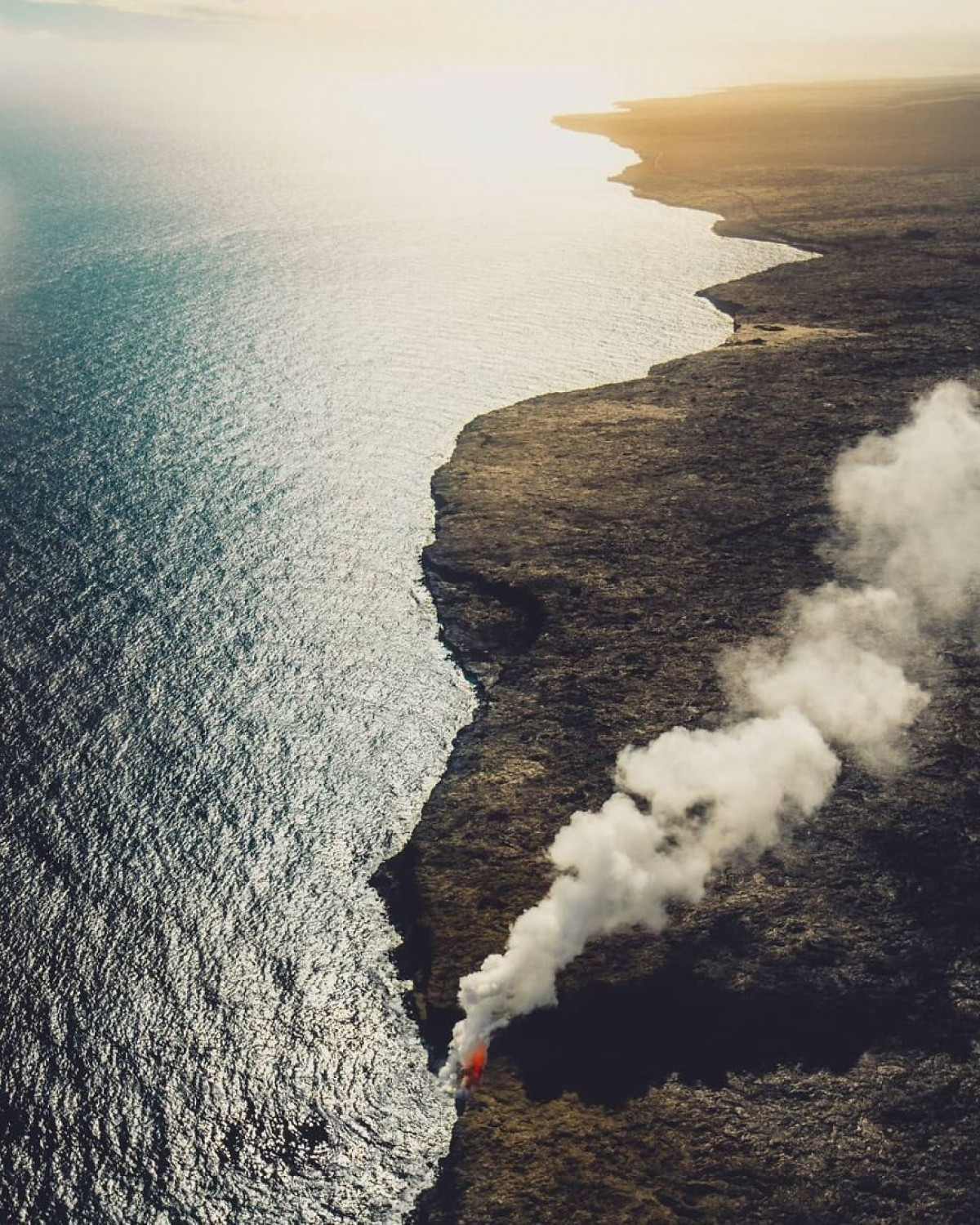 Sự đối lập giữa đất liền và biển cả.