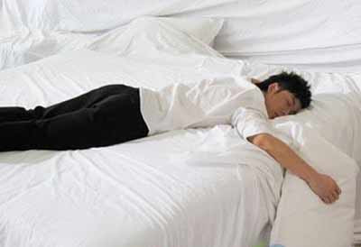 Nằm ngủ mà không ngửa người ra theo lẽ bình thường, lại hay úp mặt xuống chiếu là tướng suy tàn, túng thiếu, có thể qua đời vì bạo bệnh hoặc thiếu đói.