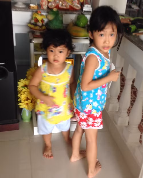 Hai chị em cháu Diệp - Châu...