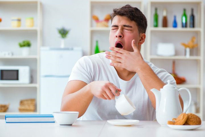  Ngủ: Sau một ngày làm việc căng thẳng và bữa ăn ngon miệng, nhiều người cảm thấy buồn ngủ và muốn nghỉ ngơi. Nhưng nên tránh ngủ ngay sau bữa ăn vì nó có thể dẫn đến chứng ợ nóng, ngáy và ngưng thở khi ngủ. Sau khi ăn, bạn nên ngồi nghỉ ngơi ít nhất 30 phút, để các thức ăn trong dạ dày được tiêu hóa, lúc này mới nên nằm nghỉ ngơi. Ảnh:Fitnessology.