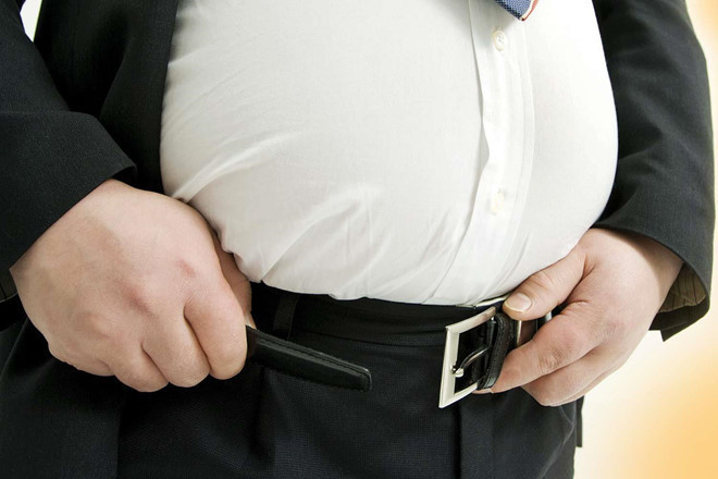  Nới lỏng quần hoặc thắt lưng: Khi ăn quá no, bạn thường có thói quen tháo bỏ hoặc nới lỏng thắt lưng để thở thoải mái hơn. Tuy nhiên, khi dạ dày đang nặng nề, việc tháo thắt lưng sẽ tạo một lực khiến bụng hạ thấp xuống. Điều đó ảnh hưởng đến ruột cũng như đường tiêu hóa, có thể dẫn đến xoắn ruột, nghẽn ruột hoặc đau bụng dưới cấp tính. Ảnh:Medictips.