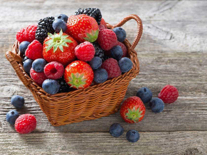  Ăn trái cây: Khi bạn ăn trái cây ngay sau bữa ăn, hàm lượng đường trong trái cây có thể được lên men với carbohydrate và protein trong thực phẩm. Kết quả là làm chậm quá trình tiêu hóa, tăng áp lực lên tiêu hóa, dẫn đến đau dạ dày và đầy hơi. Ảnh:Womansweekly.