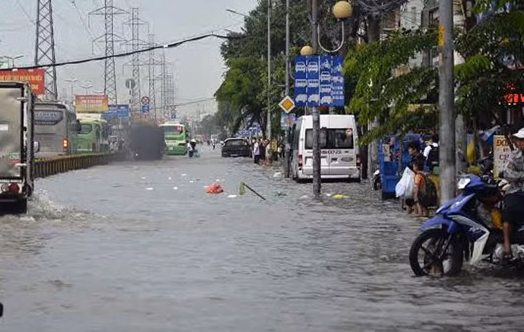 Tuyến đường Kinh Dương Vương, phường An Lạc, quận Bình Tân bị ngập sâu kéo dài hàng km khiến nhiều phương tiện không dám đi qua.