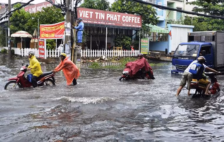 Từ đầu giờ chiều nay (23/10), mây đen kéo về phủ kín bầu trời TP HCM. Sau đó là cơn mưa lớn kéo dài suốt hàng giờ...