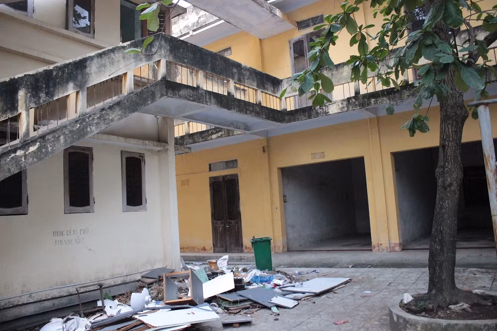 Cảnh để hoang, rác thải tồn lại không ai thu dọn tại khu nhà từng là nơi làm việc của các Lãnh đạo và cán bộ UBND TP Hải Dương.