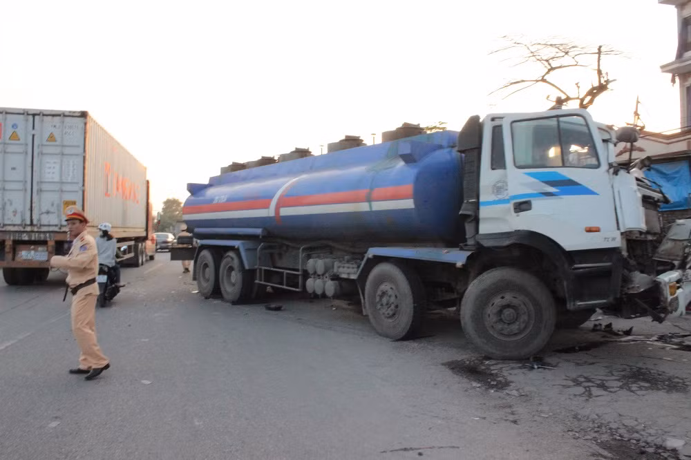 Vào hồi 15h ngày 14/11, tại Km 70+ 400, Quốc lộ 37 đoạn chạy qua địa phận xã Quốc Tuấn ( huyện Nam Sách, Hải Dương) đã xảy ra vụ tai nạn liên hoàn giữa nhiều xe ôtô, trong đó có 1 xe môtô.