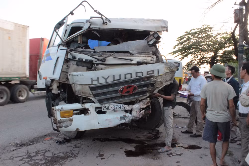 Theo một số nhân chứng cho biết, vào thời gian trên, xe ô tô BKS 29C – 379.54 do lái xe Đào Văn Tiến (SN 1990 thường trú tại xã Quyết Thắng – Thanh Hà – Hải Dương) điều khiển, lưu thông hướng Nam Sách – Hải Dương đã va chạm với xe ô tô tải thùng kín BKS: 34C – 072.24 do lái xe Đoàn Quý Dương (SN 1982, thường trú tại Mạc Thị Bưởi – TP. Hải Dương) điều khiển.