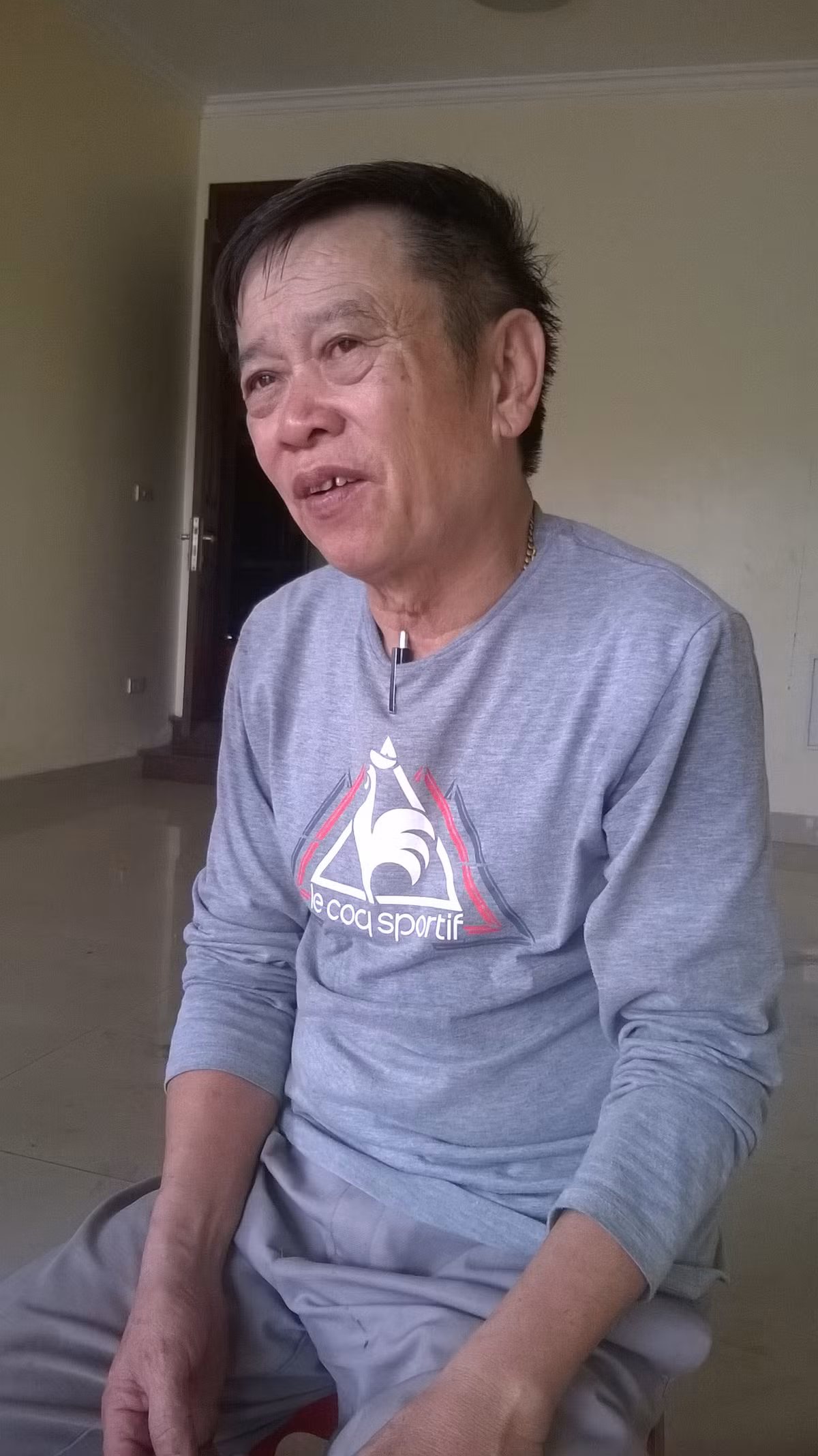 Trao đổi với PV Kiến Thức về quá trình thuê ngôi biệt thự của nhóm người nước ngoài lừa đảo này, ông Lê Đức Hải (65 tuổi), chủ ngôi nhà cho biết: "Tôi hoàn toàn không biết đến nhóm người nước ngoài này bởi thực tế tôi thực hiện cho thuê nhà với một người khác và được người này cho nhóm người nước ngoài thuê lại. Thời gian thuê bắt đầu từ ngày 26/09/2014 với giá thuê là 8 triệu đồng/1 tháng, hợp đồng được ký kết với thời hạn 6 tháng một và thanh toán tiền 3 tháng một lần.