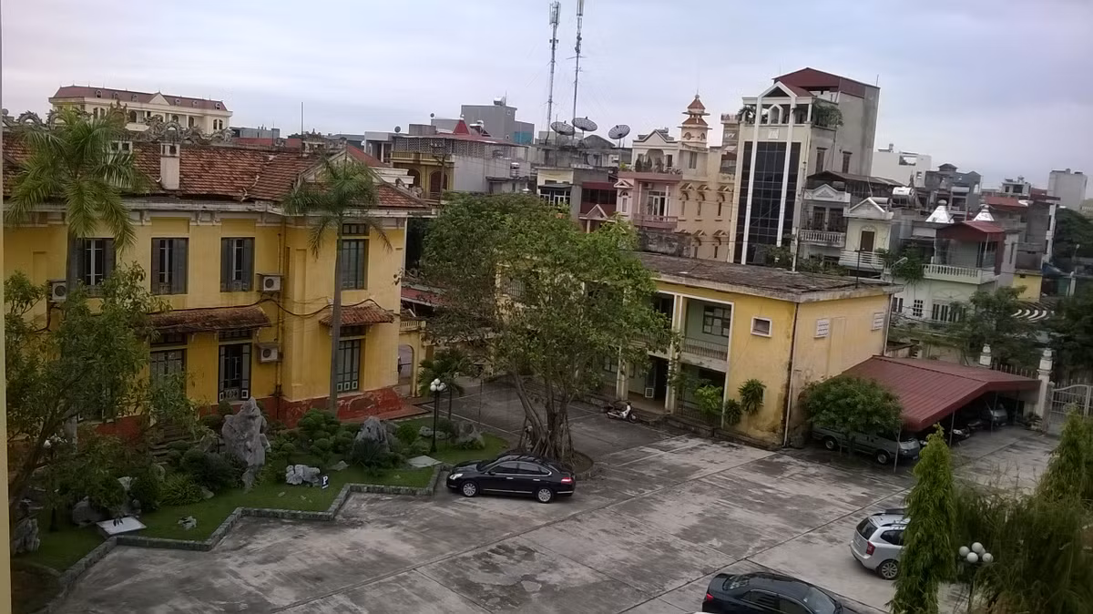 Trao đổi với PV Kiến Thức sáng 12/11, Chánh văn phòng UBND tỉnh Hải Dương, ông Hoàng Mai Khương cho biết, một phần lý do xin xây khu hành chính là bởi một số công trình đã xuống cấp. Trong ảnh là căn nhà từ thời Pháp thuộc trong trụ sở UBND tỉnh Hải Dương mà ông Khương cho rằng đã xuống cấp.