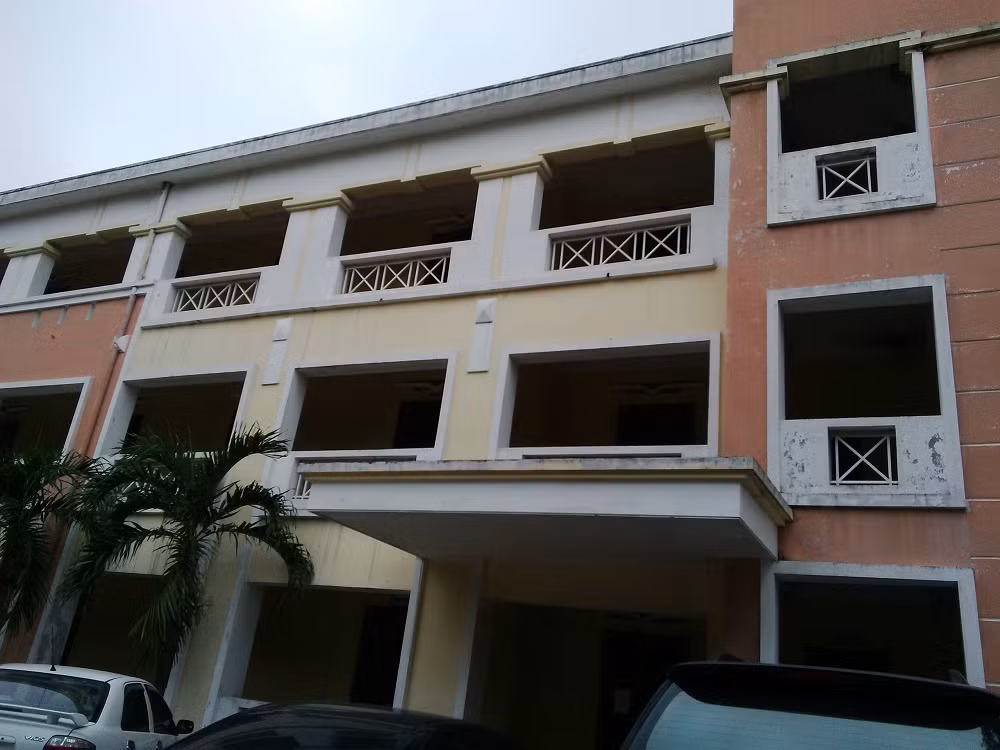 Mặc dù tòa nhà 3 tầng này vẫn kiên cố, rộng rãi.