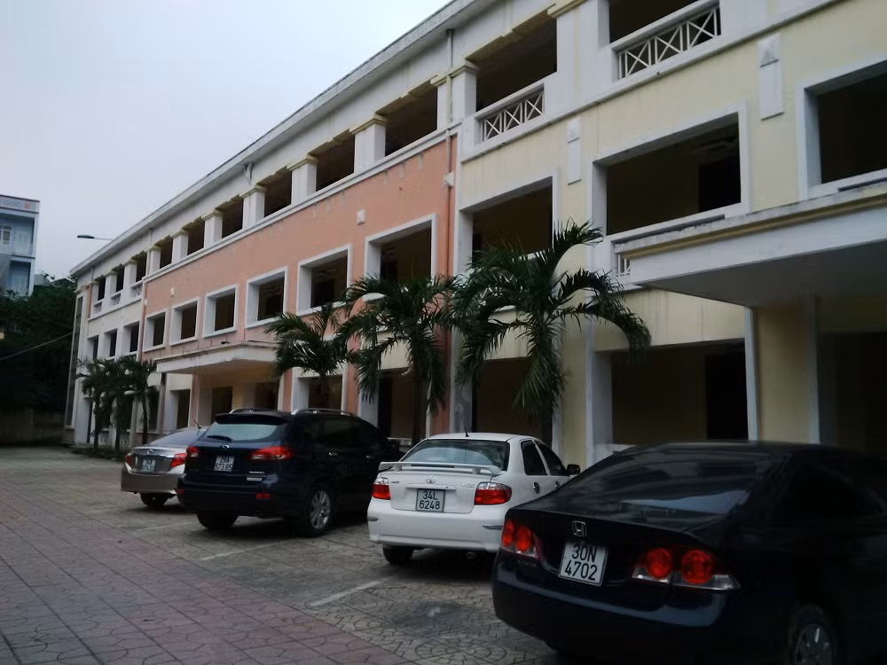 Trụ sở cũ này giờ thành bãi để ô tô.