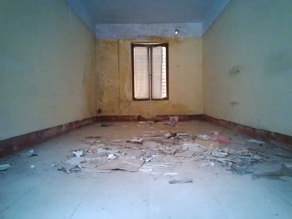 Bên trong khá rộng rãi nhưng tràn ngập rác thải, bụi bặm.