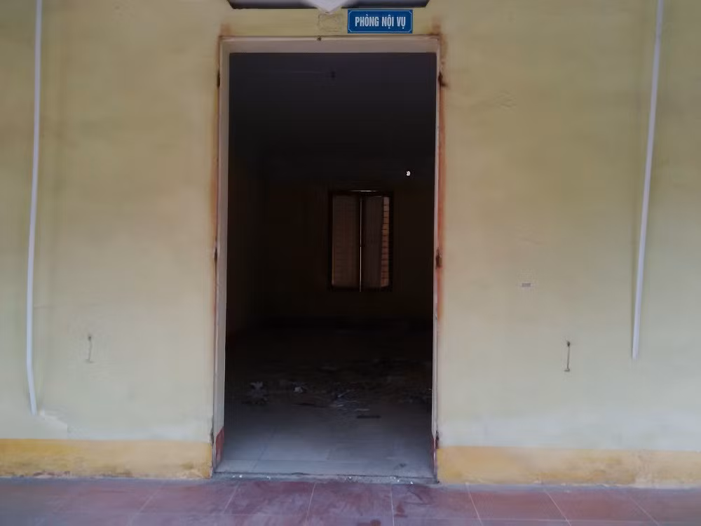 Phòng nội vụ trước đây giờ hoang tàn, ảm đạm.