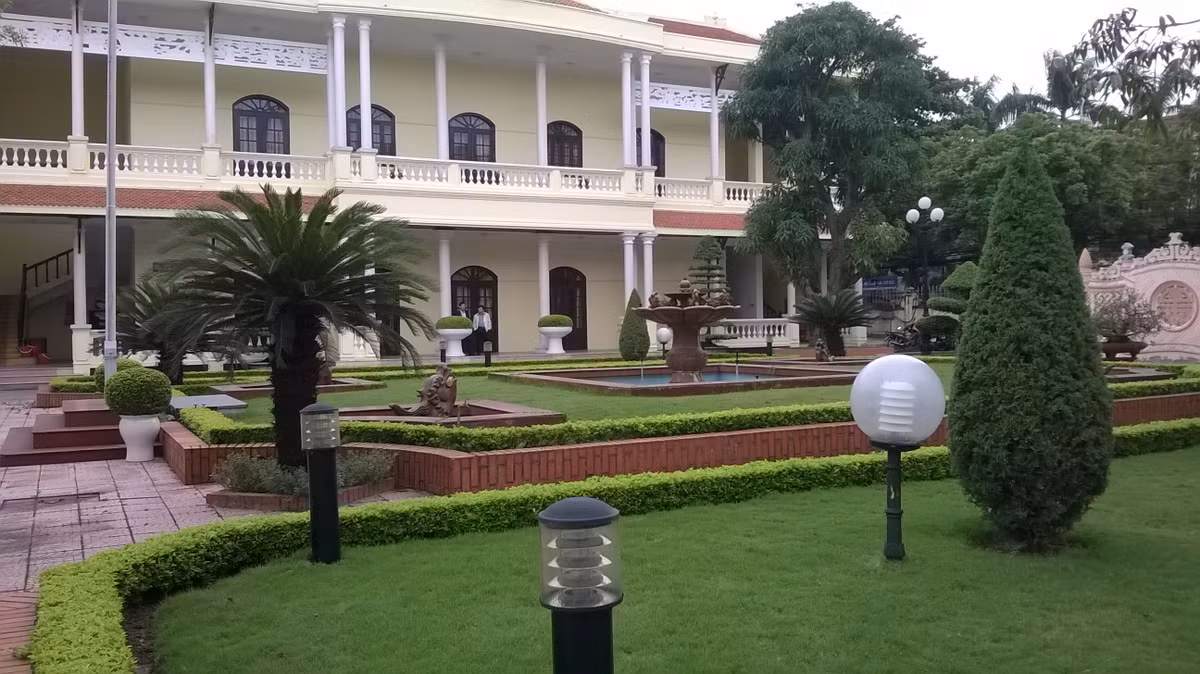 ... và khang trang. (Ảnh trụ sở UBND tỉnh Hải Dương)