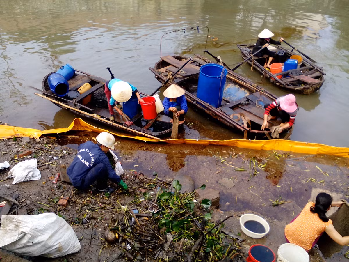 Thông tin từ đại diện Sở Tài nguyên - Môi trường TP Hải Phòng cung cấp cho PV Kiến Thức cho biết, ngày 20/11, tại khu vực trạm bơm nước mưa Máy Điện, phường Máy Chai, quận Ngô Quyền (TP Hải Phòng) phát hiện khối lượng lớn hóa chất chảy tràn ra khu vực mương Đông Bắc.