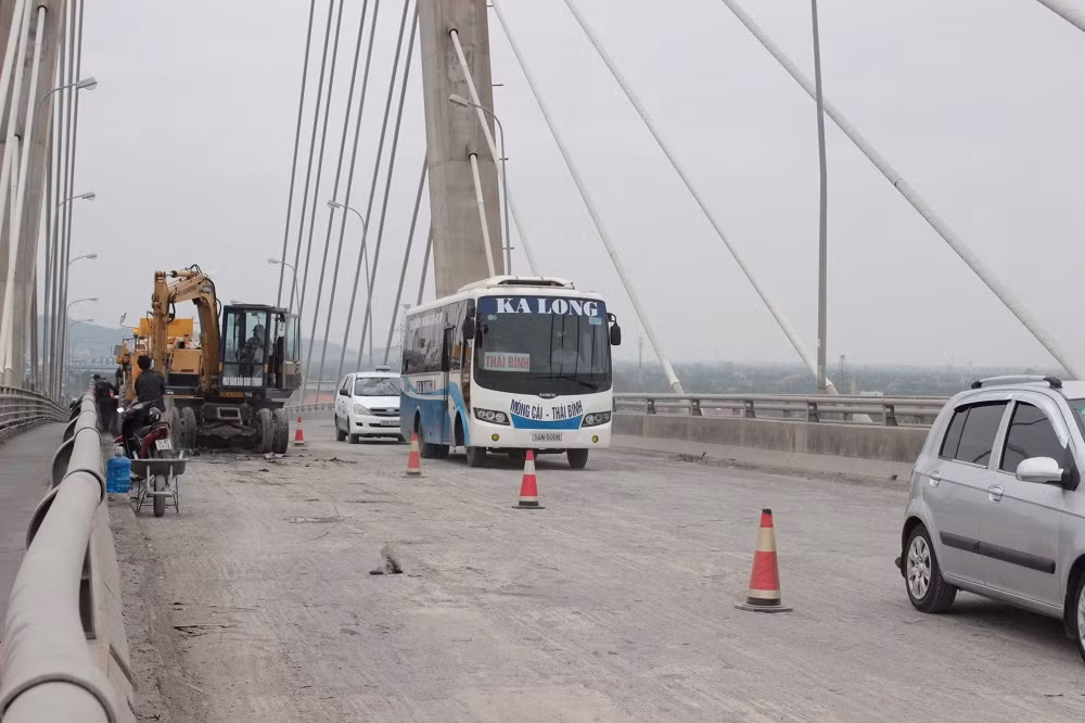 Các phương tiện như ô tô, xe tải, xe máy... qua lại cầu sẽ thuận lợi hơn, không sợ nguy cơ gặp nạn hoặc gây tai nạn cho người khác nữa.